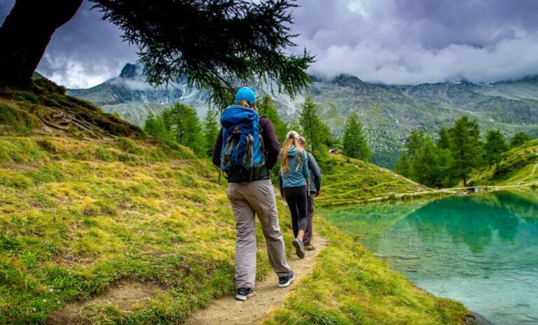 what-to-bring-on-a-short-hike-8-essential-things-travelers-door